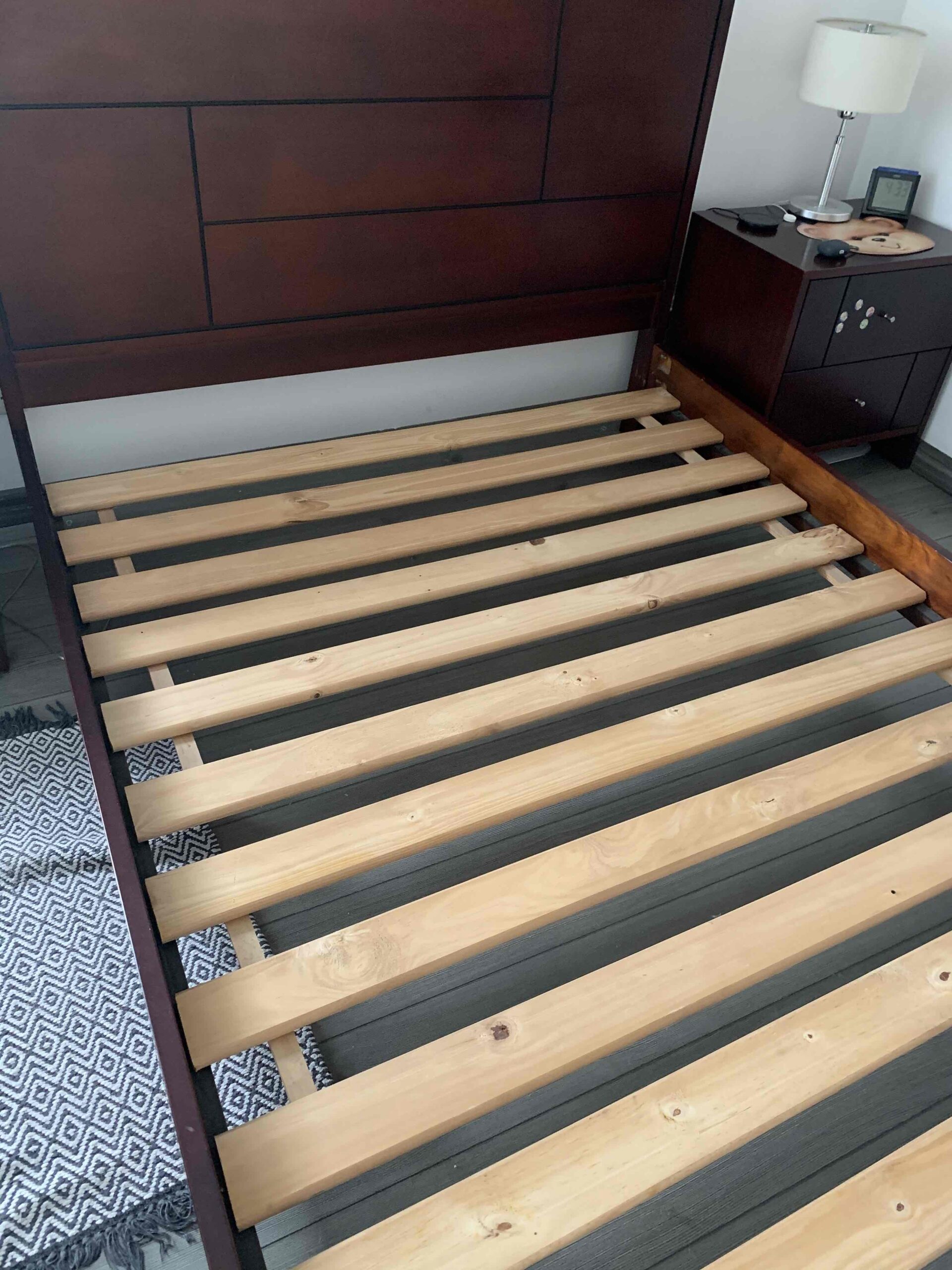 Cama doble + 2 mesas de noche + Colchon Spring